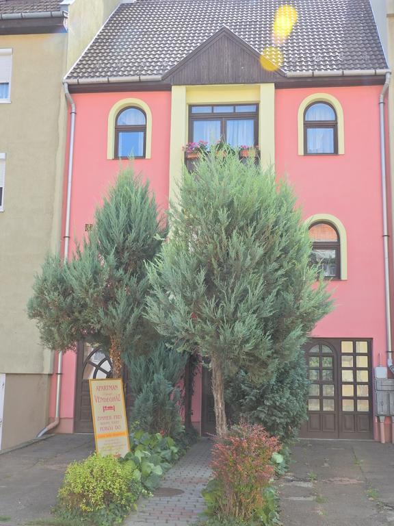 Hotel Apartman Napsugar Vendeghaz Erlau Exterior foto